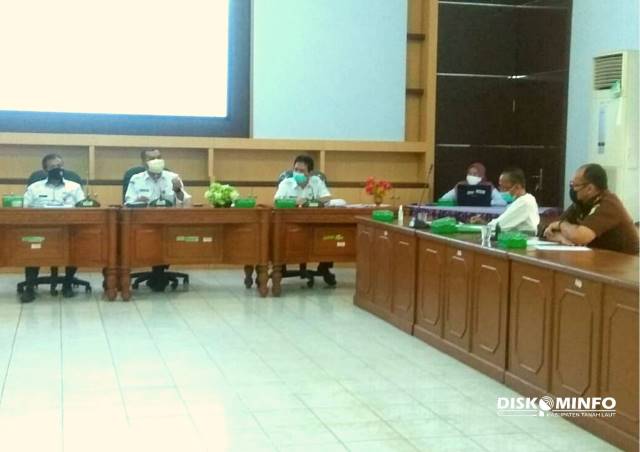 RAPAT: Suasana rapat koordinasi terkait harga gas elpiji 3 kilogram yang dipimpin oleh Wakil Bupati Abdi Rahman, Rabu (4/2).