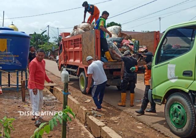 ANGKUT SAMPAH: Potret petugas kebersihan saat memuat sampah ke truk pengangkut.