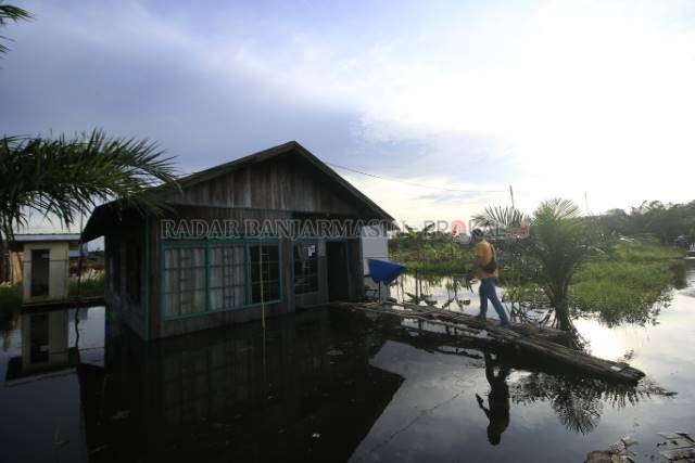 MASIH TERENDAM: Ratusan rumah di Landasan Ulin Selatan Liang Anggang Banjarbaru masih terendam. Karena terendam, warga sukar beraktivitas normal dan mengganggu perekonomian. | Foto: Muhammad Rifani/Radar Banjarmasin