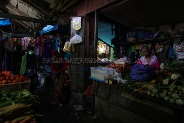 PASAR TRADISIONAL: Lapak sayur-mayur di sebuah pasar tradisional di Banjarmasin. | FOTO: WAHYU RAMADHAN/RADAR BANJARMASIN