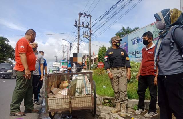 TERJARING: Jajaran Satpol PP Banjarbaru menertibkan salah satu manusia gerobak yang kedapatan mangkal di ruas Jalan A Yani Banjarbaru kemarin. | Foto: Satpol PP Banjarbaru for Radar Banjarmasin