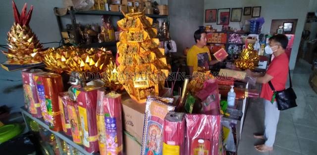 TERDAMPAK PANDEMI: Toko pernak-pernik Imlek di Jalan Veteran. Mereka kehilangan keuntungan hingga 90 persen. | FOTO: ENDANG SYARIFUDDIN/RADAR BANJARMASIN