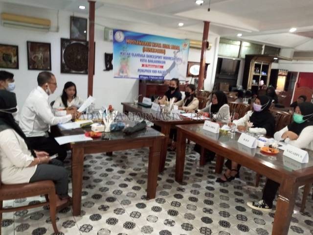 DEMI ATLET: Suasana Muskotlub IODI Banjarmasin di RM Prambanan Jalan Zafri Zam Zam Banjarmasin, Minggu (7/2). Putri Junita Kumalasari dipilih Ketua Umum IODI Banjarmasin periode 2021-2023.