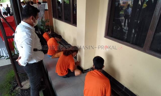 LALAI: Karyawan dari PT CAS ditangkap Polda Kalsel karena dianggap bersalah dalam peristiwa kecelakaan terowongan tambang di KM 33 Desa Mentawakan Mulia, pekan tadi. | FOTO: ENDANG SYARIFUDIN/RADAR BANJARMASIN