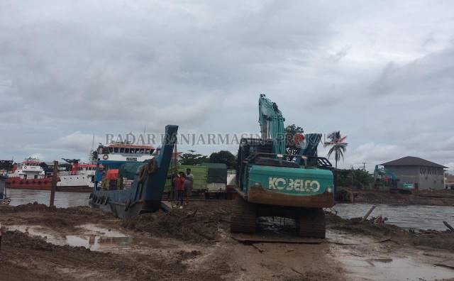 VITAL: Feri penyebarangan di Alalak, Barito Kuala, menjadi akses satu-satunya karena akses jalan dan jembatan masih diperbaiki. | FOTO: M OSCAR FRABY/RADAR BANJARMASIN