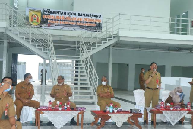 SOSIALISASI: Sekretaris Daerah Kota Banjarbaru Drs H Said Abdullah, didampingi Kepala Dinas Perdagangan Kota Banjarbaru Abdul Basid, Kepala Dinas PUPR Banjarbaru Jaya Kresna, Kepala BPKAD Banjarbaru Jainudin dan Kepala LH Banjarbaru Sirajoni saat menghadi