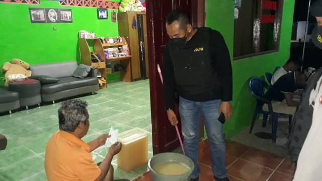 TAK BERKUTIK: Pelaku pengolah dan penjualan tuak di Banjarbaru tak berkutik saat kedapatan aparat memproduksi miras siap edar di Loktabat Selatan. | Foto: Polres Banjarbaru for Radar Banjarmasin