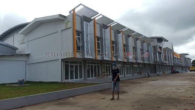 SIAP DITEMPATI: Kondisi pasar baru di Jalan RO Ulin, Loktabat Selatan kemarin (9/2). Tempat ini segera difungsikan. Pemko Banjarbaru menjadwalkan, para pedagang di Pasar Bauntung sudah mulai pindah ke tempat ini pada 13 Februari 2021. | FOTO: SUTRISNO/RAD