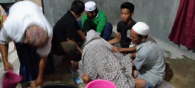 MENGGELEGAR: Korban tersambar petir dibawa ke rumah duka di Desa Mandurian untuk dimakamkan.