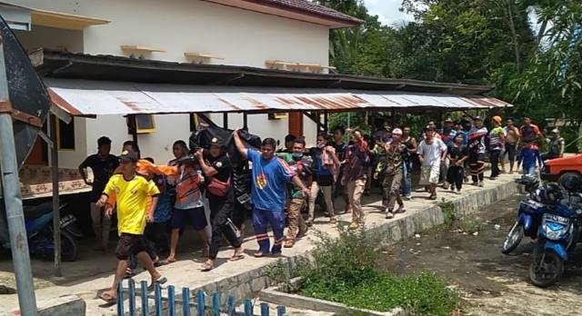 TAK BERNYAWA: Relawan gabungan saat melakukan proses evakuasi bocah yang tenggelam di Sungai Tapin. | Foto: Relawan For Radar Banjarmasin.