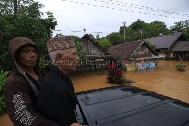 TERENDAM PARAH: Ratusan rumah tergenang hingga mencapai dua meter lebih saat banjir dahsyat lalu. Disperkim Banjarbaru masih tak bisa melakukan rehabilitasi rumah yang rusak tetdampak banjir karena harus menunggu juklak dan juknis dari pusat. | Foto: Muha