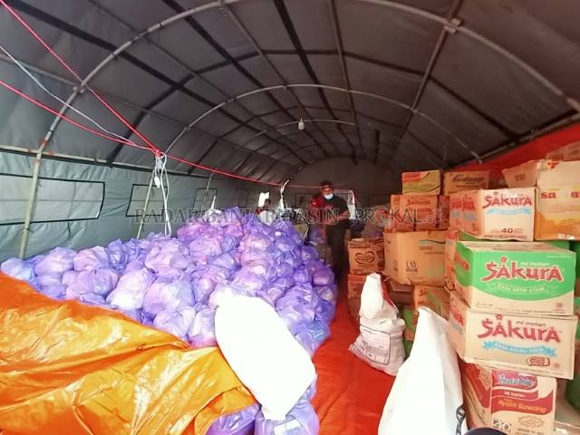 PINDAH POSKO: Posko baru di depan Kantor BPBD Kabupaten Batola tetap menyediakan dapur umum untuk melayani korban banjir. | Foto: Ahmad Mubarak/Radar Banjarmasin.