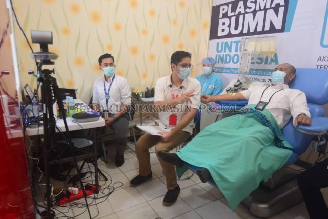 DICARI PENDONOR PLASMA: Kepala UDD PMI Banjarmasin, dr Aulia Ramadhan Supit (tengah) bersama pendonor plasma konvaselen. | FOTO: WAHYU RAMADHAN/RADAR BANJARMASIN