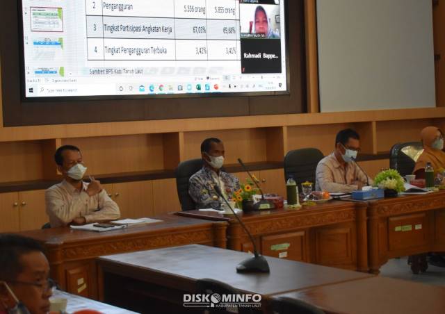 INOVASI DAERAH: Bupati HM Sukamta (dua dari kiri) saat mengikuti penyampaian inovasi yang dimiliki Kabupaten Tanah Laut kepada tim PPD Provinsi Kalimantan Selatan secara virtual.