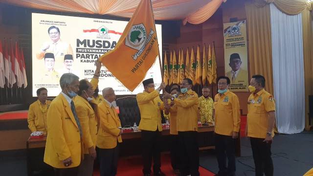 BERPENGALAMAN: Sekretaris DPD Partai Golkar Kalsel H Supian HK menyerahkan panji partai kepada Sayed Jafar yang kembali terpilih memimpin di Kotabaru.