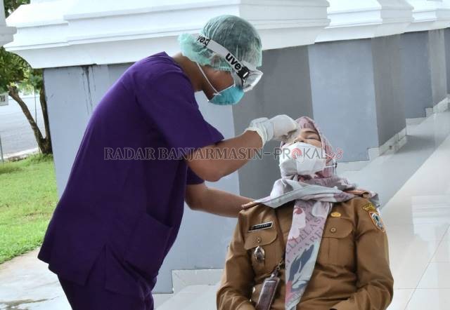 ATURAN BARU: Pejabat Pemprov Kalsel dites swab sebelum masuk ke ruang rapat. Aturan baru ini diinisiasi oleh Pj Gubernur Kalsel, Safrizal. | FOTO: M OSCAR FRABY/RADAR BANJARMASIN