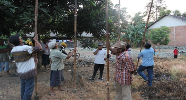 Warda desa ketika sedang memainkan musik kurung-kurung bersama-sama. [Foto: Kemdikbud.go.id]
