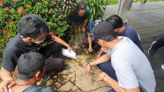 DIAMANKAN: Nurul (kiri depan) saat ditangkap dan ditunjukkan barbuk sabu yang sempat dibuang.