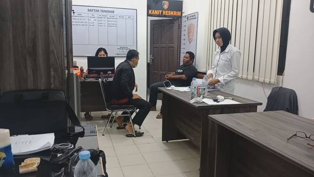 TAK BERKUTIK: Gazali Rahman (depan pintu) saat diamankan di Polsek Pelaihari. Ia diduga seoerang pengedar sabu.