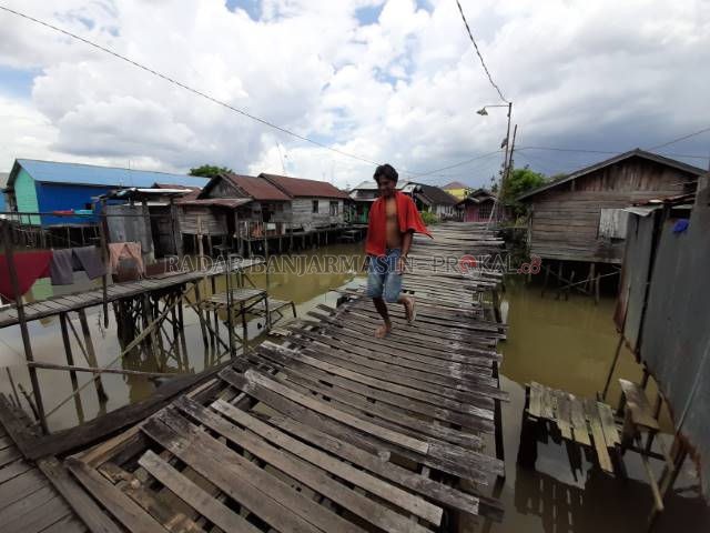 DIGARAP TAHUN INI: Kawasan titian Antasan Bondan dijanjikan digarap tahun ini. Sebelumnya, titian kawasan ini sudah dibiarkan terbengkalai selama hampir 20 tahun. [FOTO WAHYU RAMADHAN/RADAR BANJARMASIN]
