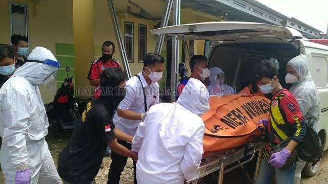 EVAKUASI:Jasad Lisa dibawa ke ruang pemulasaran jenazah RSUD Ulin untuk divisum. | Foto: Maulana/Radar Banjarmasin