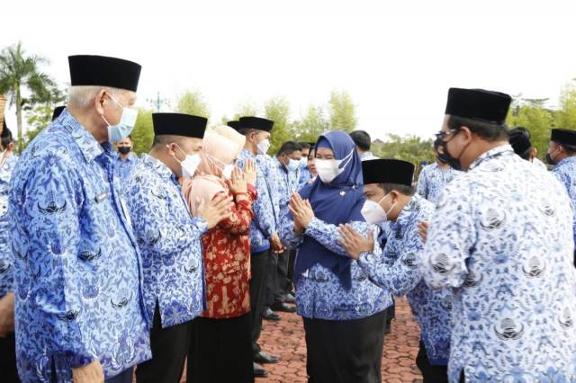 Jabatan H Sudian Noor selaku Bupati Tanah Bumbu dan Wakil nya H Ready Kambo berakhir tepat hari Rabu (17/2). Berakhirnya masa jabatannya ditandai dengan apel gabungan bersama seluruh pejabat di lingkup Pemerintah Kabupaten Tanah Bumbu di halaman Kantor Bu