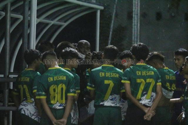 BERI ARAHAN: Anderson da Silva memimpin anak asuhnya dalam laga uji coba kontra tim DFC di lapangan Upik Minisoccer, Senin (15/2) malam.