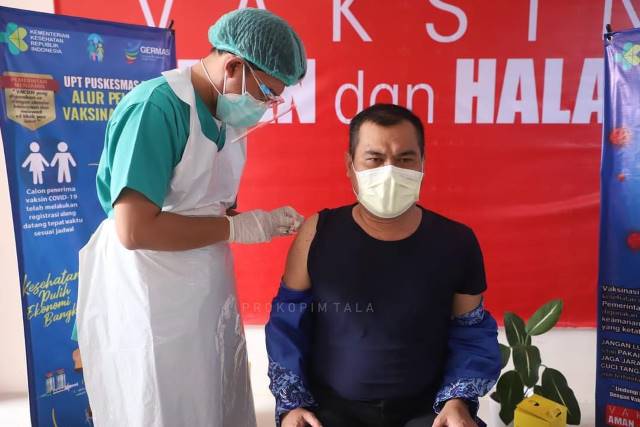 DISUNTIK: Bupati Tanah Laut Abdi Rahman saat menerima vaksin Covid-19