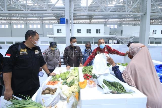 BERI CATATAN: Jajaran DPRD Banjarbaru meninjau Pasar Bauntung baru di Jalan RO Ulin Banjarbaru kemarin siang. Wakil rakyat ini menyentil soal sirkulasi udara yang dinilai masih perlu diperbaiki. | Foto: Muhammad Rifani/Radar Banjarmasin