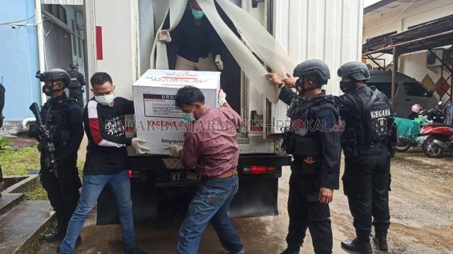 DIJAGA BRIMOB: Vaksin Sinovac kloter pertama saat tiba di Banjarbaru di awal tahun lalu. Pemko Banjarbaru harus memangkas anggaran perjalanan dinas di tahun 2021 ini dikarenakan adanya kebijakan refocusing untuk mendukung program vaksinasi Covid-19. | Fot
