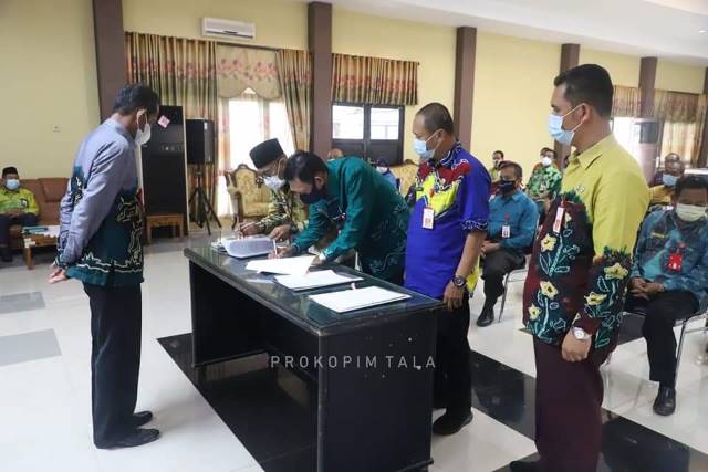 PERJANJIAN KERJA: Bupati Tanah Laut HM Sukamta hadiri kegiatan penandatanganan perjanjian kerja SKPD Tanah Laut, Kamis (18/2).