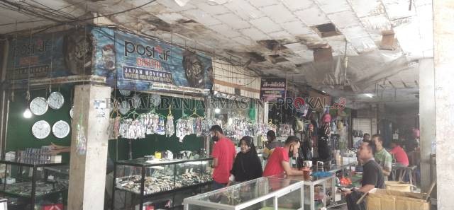 KUMUH: Plafon bekas rembesan air dan dinding kusam di Pasar Induk Amuntai mengurangi estetika pasar terbesar di Kabupaten HSU. [Foto: Muhammad Akbar/Radar Banjarmasin]