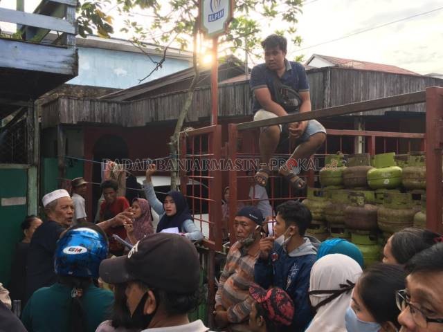 DEMI TABUNG MELON: Di tengah pandemi, kemarin (21/2), warga Teluk Tiram terpaksa berkerumun. Kalau tak ngantre, pasti tak kebagian jatah tabung gas bersubsidi. | FOTO: WAHYU RAMADHAN/RADAR BANJARMASIN