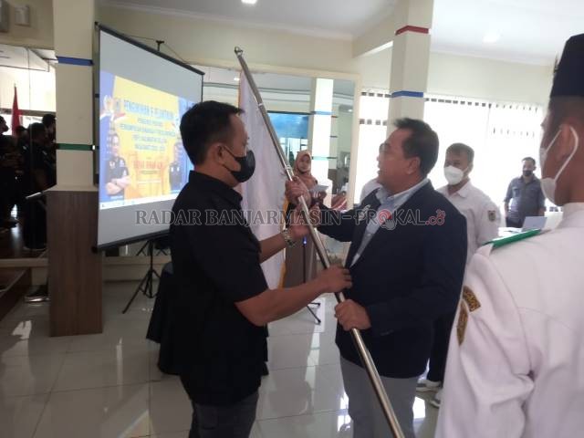 SUDAH SAH: Ketua Umum PBFI Pusat, Irwan Alwi (kanan) menyerahkan bendera pataka kepada Ketua Umum PBFI Kalsel Haji Musthohir Arifin, Minggu (21/2).