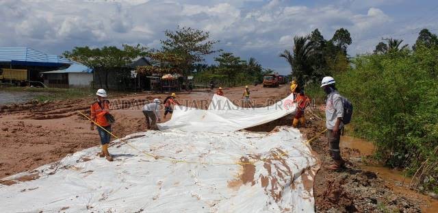 BANYAK DAMPAK: Jalan Gubernur Syarkawi yang rusak membuat pengiriman elpiji dari Batola terhambat. [FOTO: M OSCAR FRABY/RADAR BANJARMASIN]