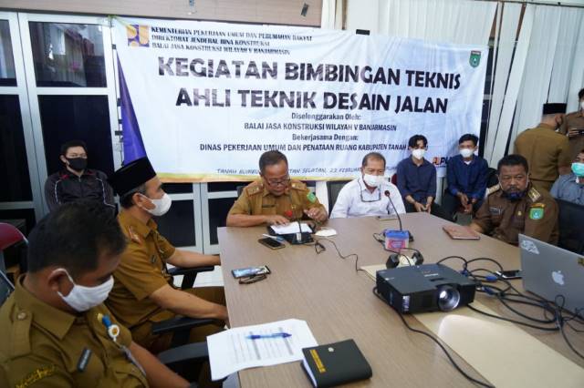 KOMPETENSI: Para pegawai di Dinas PUPR Tanbu mengikuti pelatihan teknis meningkatkan kapasitas di bidang jasa konstruksi.