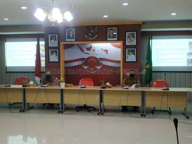 MEMIMPIN RAPAT: Kepala DPRKPLH Drs HM. Mursy, Msi (kiri) memimpin rapat koordinasi. [Foto: Norsalim Yahya/Radar Banjarmasin]