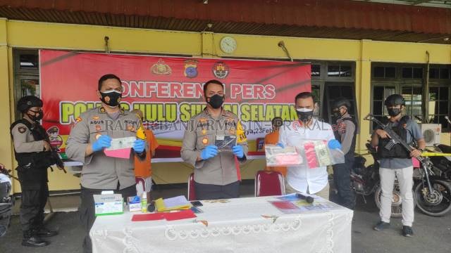 PRESS RELEASE : Kapolres HSS AKBP Siswoyo didampingi Kabag Ops AKP Agus dan Kasat Reskrim  AKP Rihold Sihotang menunjukkan barang bukti hasil Operasi Jaran Intan 2021. | FOTO: SALAHUDIN/RADAR BANJARMASIN