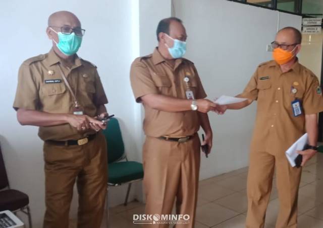 TERIMA BANTUAN: Sekda Tanah Laut Drs H Dahnial Kifli, MAP (kiri) menerima bantuan dari PT Conch secara simbolis.