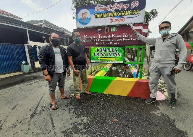 DASAR BUNGAS: Dari kiri ke kanan Mury, Ami Ruslan dan Ivan Borneo berpose di depan plang Taman Iwak Bungas. | Foto: WAHYU RAMADHAN/RADAR BANJARMASIN