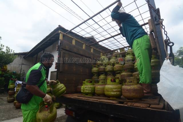 PALING DICARI: Tabung gas elpiji 3 kilogram ini hak warga miskin dan pedagang kecil. Tapi juga bocor ke tangan-tangan yang tidak berhak. | FOTO: WAHYU RAMADHAN/RADAR BANJARMASIN