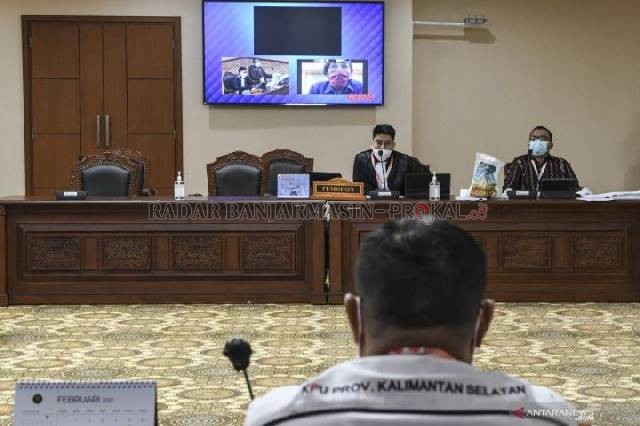 BERI KESAKSIAN: Pemohon bertanya kepada saksi yang hadir secara daring saat berlangsungnya sidang sengketa perselisihan hasil Pilgub Kalsel 2020 di Mahkamah Konstitusi, Jakarta, Senin (22/2) | FOTO: TEMPO
