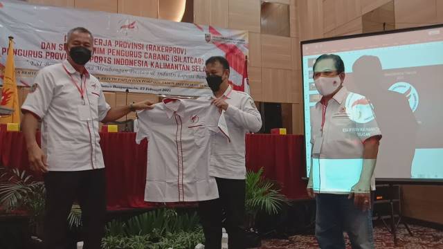 CABOR POTENSIAL: Ketua Umum ESI Kalsel Winarto menyerahkan seragam kepada Kabid Peningkatan Prestasi Olahraga Dispora Kalsel M Fitri Hernadi dan Bidang Organisasi KONI Kalsel Firdaus Mansyori, Sabtu (27/2).