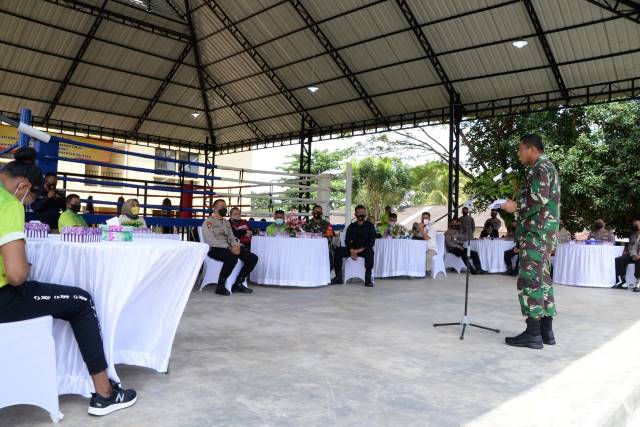 BUAT LATIHAN: Ketua Umum Pertina Kalsel Brigjen TNI Firmansyah memberikan sambutan peresmian Sasana Tinju Pertina Kota Banjarbaru di Kompleks Brimob Polda Kalsel, belum lama tadi.