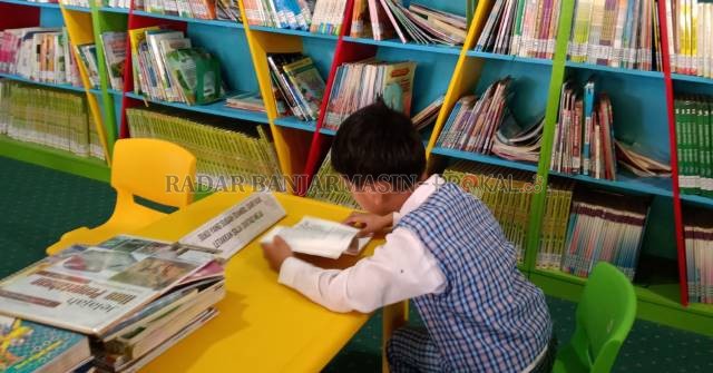 BANJARMASIN PERSEMBUNYIAN: Di bawah ranjang inilah Rais bersembunyi selama berjam-jam di kontrakan Soleh. Kasus ini berakhir dengan didamaikan. | FOTO: ENDANG SYARIFUDDIN/RADAR BANJARMASIN