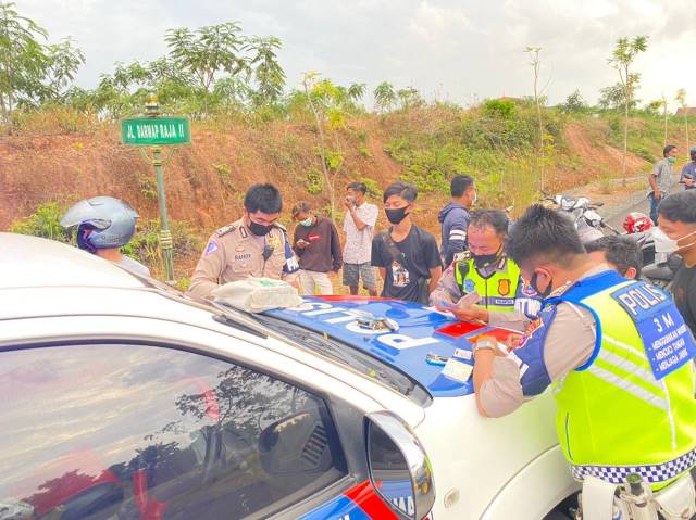DIRAZIA: Puluhan remaja terjaring razia balapan liar di kawasan perkantoran gubernur di Kecamatan Cempaka pada Minggu (28/2) petang. Total setidaknya ada 20 motor yang ditilang. | Foto: Humas Polres Banjarbaru for Radar Banjarmasin