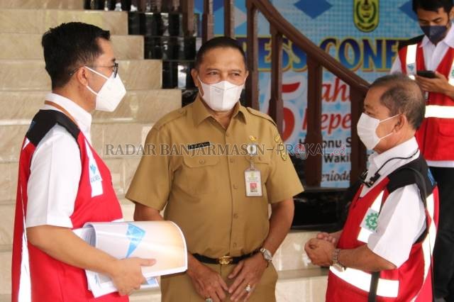 USULAN DESAIN: Plh Wali Kota Banjarmasin, Mukhyar menerima prototipe JBG dari Ketua Intakindo Kalsel, Febry, kemarin. | FOTO: ENDANG SYARIFUDDIN/RADAR BANJARMASIN