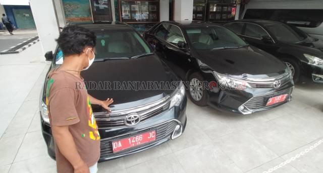 MOBDIN LAMA: Empat sedan lama yang dikembalikan DPRD kini diparkir di Balai Kota, Jalan RE Martadinata. | Foto: ENDANG SYARIFUDDIN/RADAR BANJARMASIN