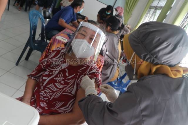DOSIS PERTAMA: Vaksinasi tahap kedua dengan target lansia di Puskesmas Cempaka, kemarin (1/3). | FOTO: TIA LALITA NOVITRI/RADAR BANJARMASIN