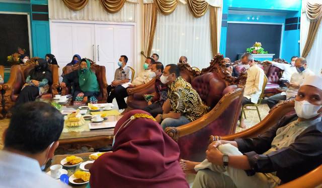 RAKOR: Wali Kota Banjarbaru, HM Aditya Mufti Ariffin didampingi Wakil Wali Kota Banjarbaru, Wartono saat memimpin Rapat Koordinasi dengan seluruh Kepala SKPD di Lingkungan Pemerintah Kota Banjarbaru di rumah dinas Wali Kota Banjarbaru, Sabtu (27/2) malam.